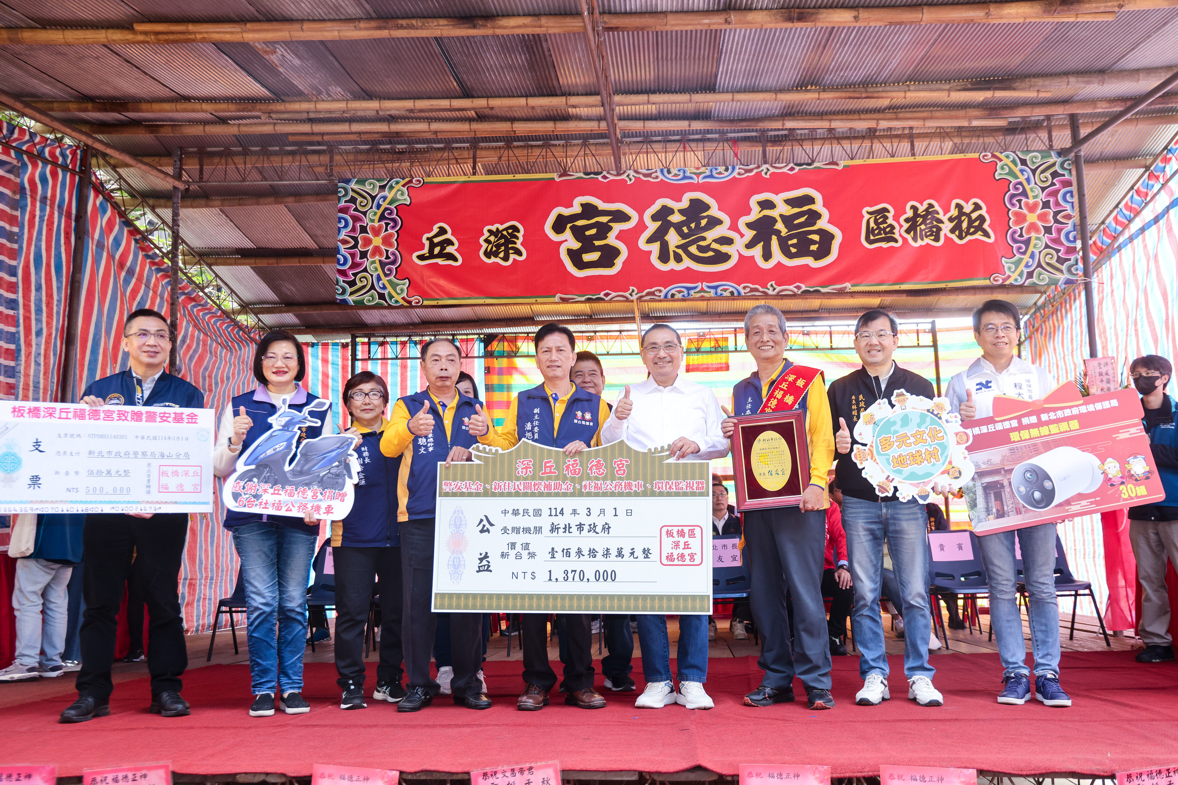 ▲侯友宜赴板橋深丘福德宮參拜祈福。（圖／新北市民政局提供）