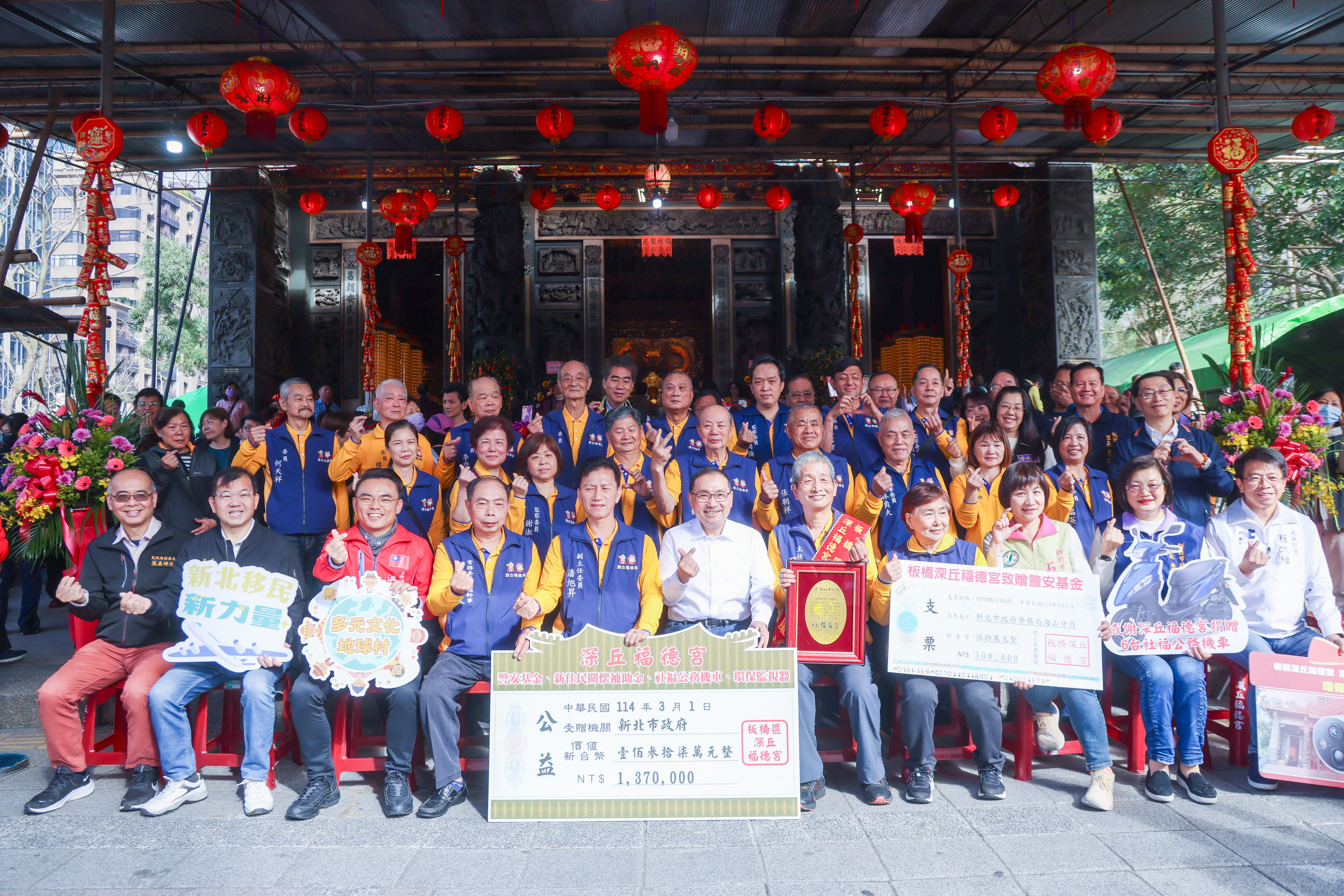 ▲侯友宜赴板橋深丘福德宮參拜祈福。（圖／新北市民政局提供）