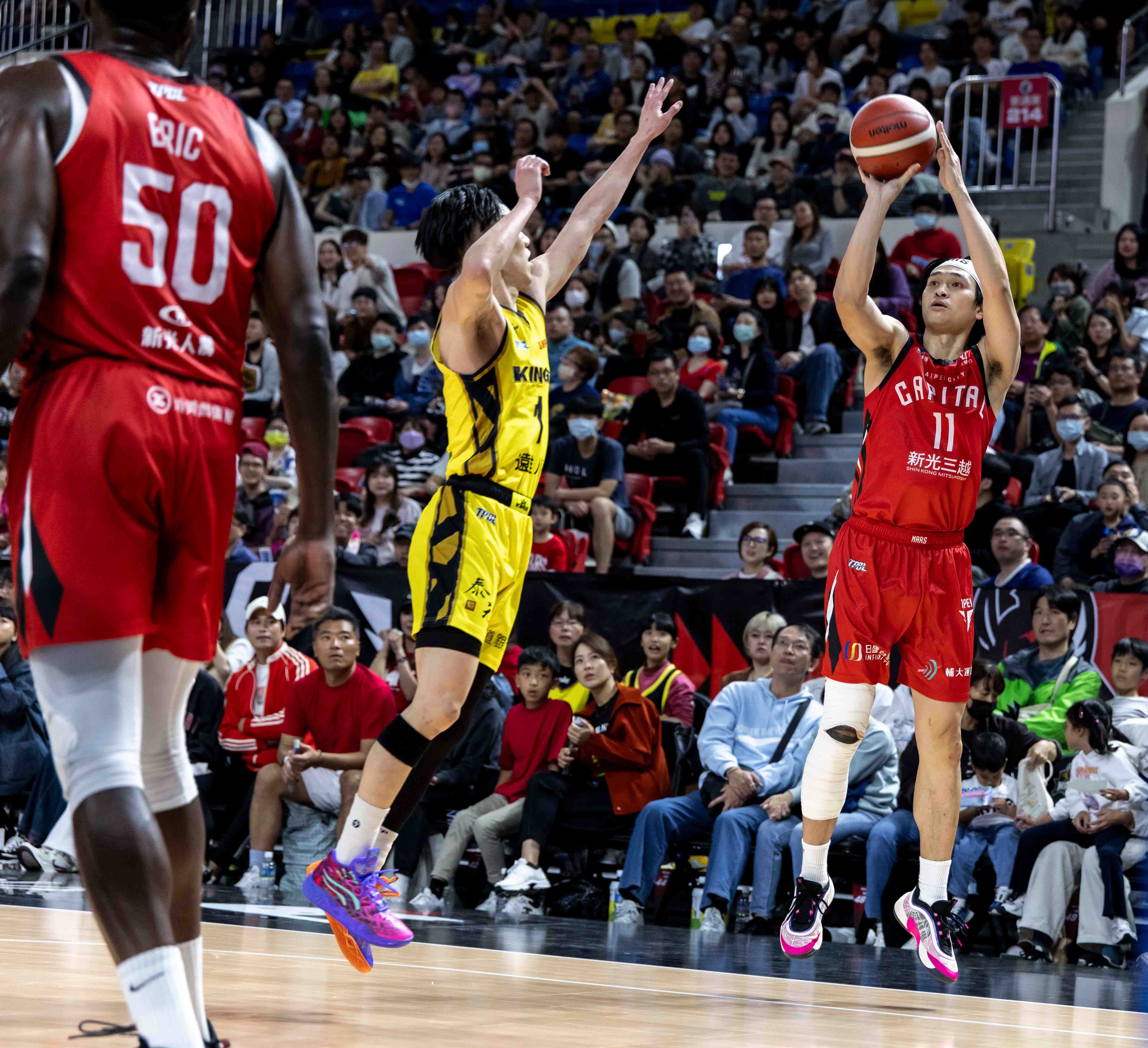 ▲▼NFL傳奇名將薩普特地到場為錢肯尼加油；狀元雷蒙恩決勝節有關鍵演出；傷癒復出的黃聰翰繳出10分3籃板。（圖／台北戰神提供）