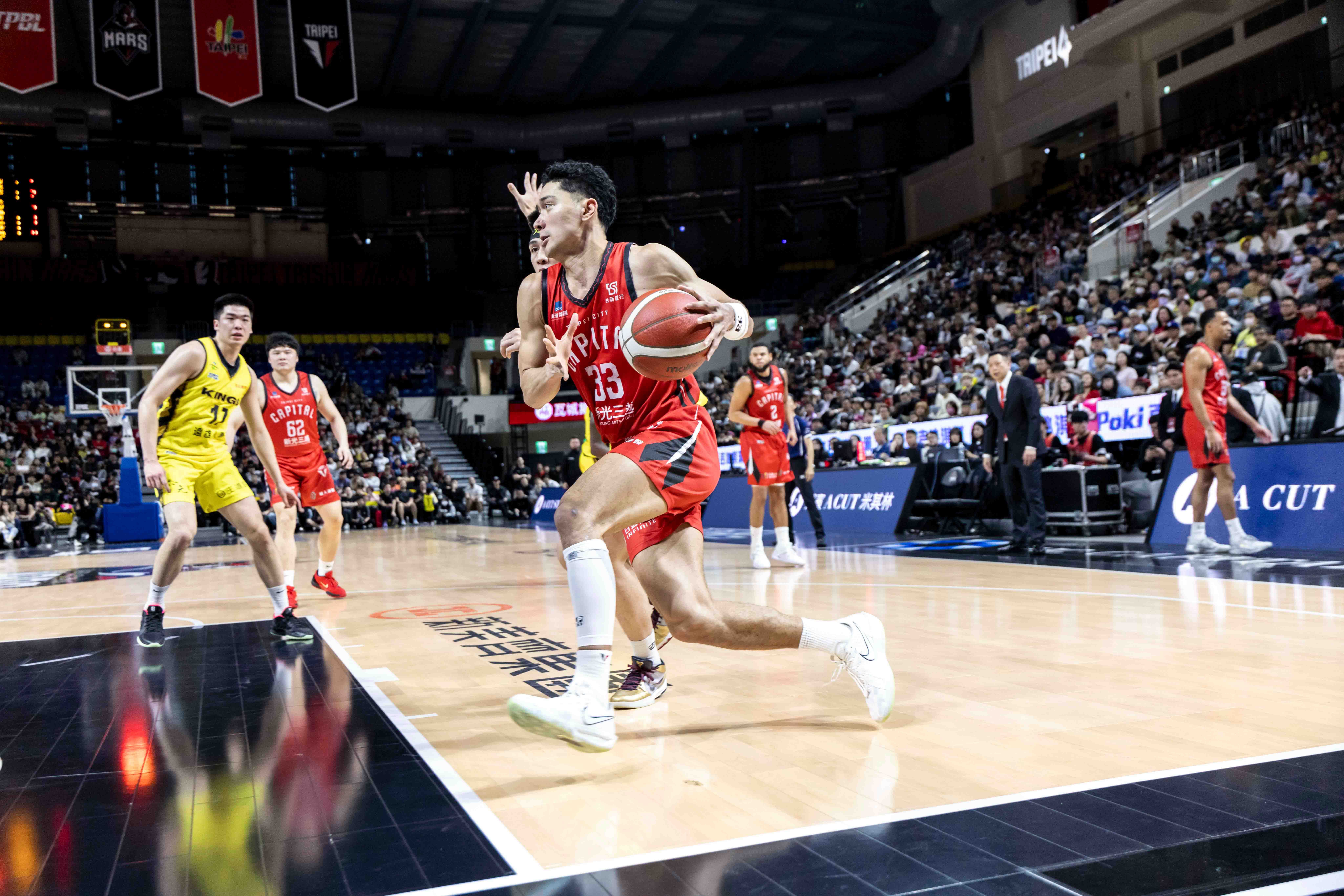 ▲▼NFL傳奇名將薩普特地到場為錢肯尼加油；狀元雷蒙恩決勝節有關鍵演出；傷癒復出的黃聰翰繳出10分3籃板。（圖／台北戰神提供）