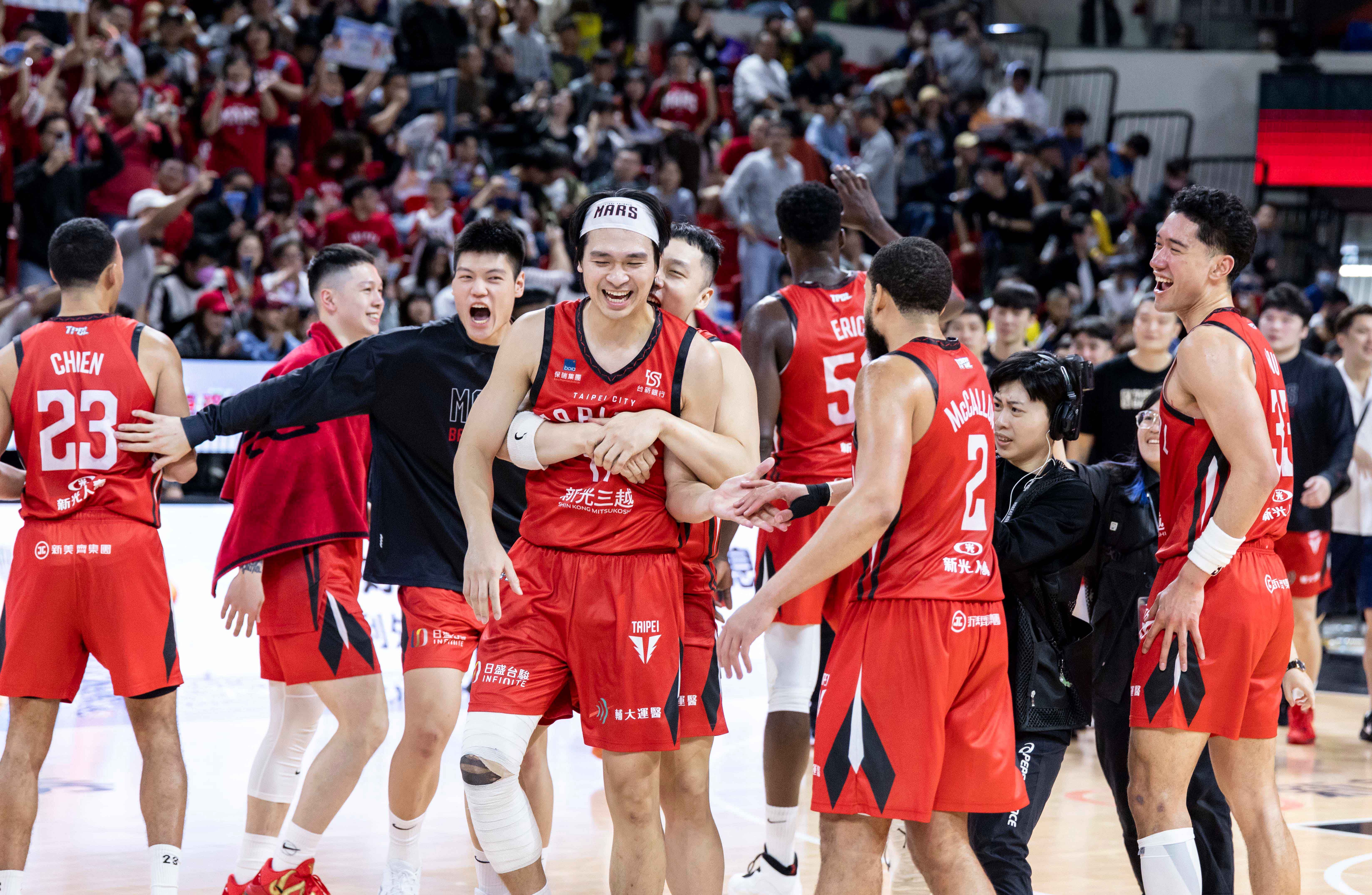 ▲▼NFL傳奇名將薩普特地到場為錢肯尼加油；狀元雷蒙恩決勝節有關鍵演出；傷癒復出的黃聰翰繳出10分3籃板。（圖／台北戰神提供）