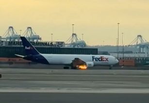 ▲▼FedEx貨機「高空遇鳥擊」機身突起火　驚險畫面曝光。（圖／翻攝自x）
