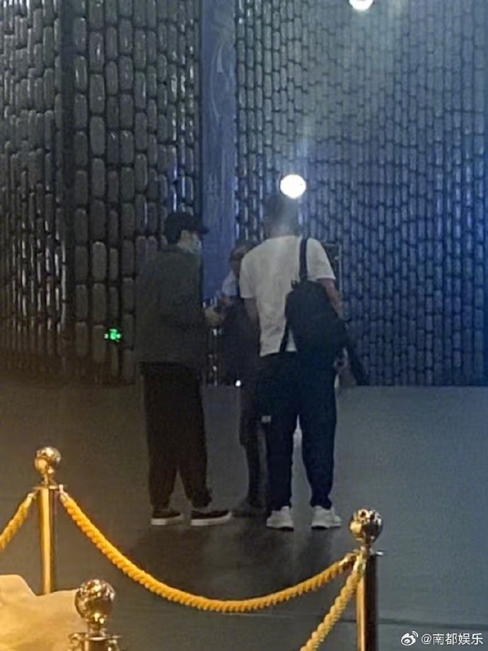 ▲方大同被偶遇。（圖／翻攝自南都娛樂微博）