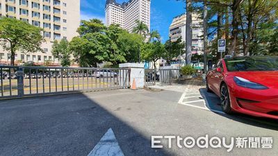 超烏龍！炸台中交通局真相曝　男抽菸「誤點鞭炮」嚇到丟車外