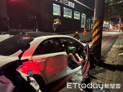 新北2毒蟲蛇行拒檢!追撞公車卡電桿 搜出喪屍煙彈+安非他命