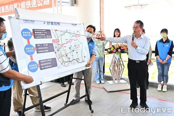 ▲行政院長卓榮泰1日前往屏東縣視察「高雄&ndash;屏東間東西向第2條快速公路」             。（圖／行政院提供）