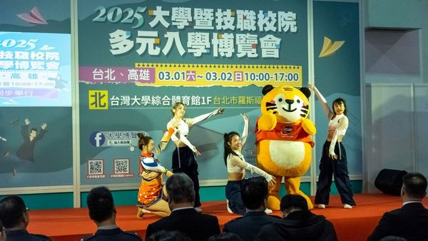 圖四：吉祥物「」與全國世新虎冠軍的世新競技啦啦隊為2025大學博覽會熱情助陣。（圖／世新大學提供）