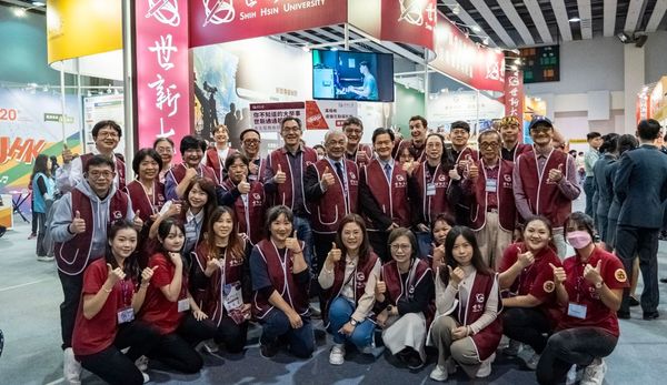 圖五：世新大學四大學院系所名師與五星級服務團隊「翠谷薪傳人」進駐2025大學博覽會，為考生提供專業諮詢與志願選填建議。（圖／世新大學提供）