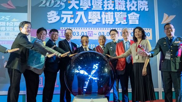 圖六：世新大學校長陳清河（右五）連續13年在大學博覽會介紹世新辦學亮點。（圖／世新大學提供）