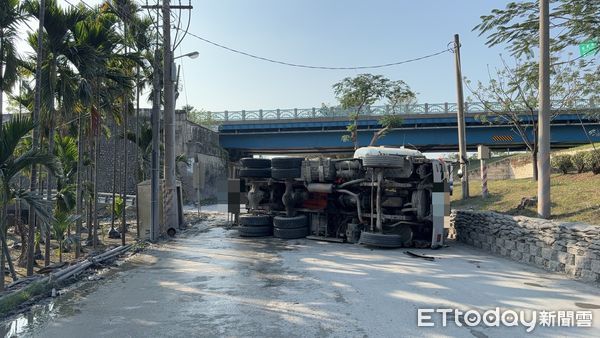 ▲鹽埔鄉南華大橋下發生水泥預拌車與砂石車擦撞事故             。（圖／記者陳崑福翻攝）