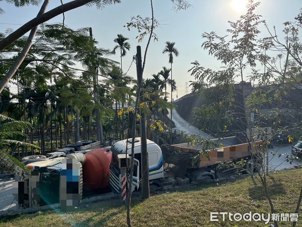 ▲鹽埔鄉南華大橋下發生水泥預拌車與砂石車擦撞事故             。（圖／記者陳崑福翻攝）