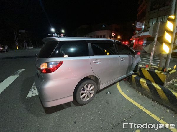 ▲台中死亡車禍！35歲男「閃紅燈沒停」遭撞翻重傷亡。（圖／記者許權毅翻攝）