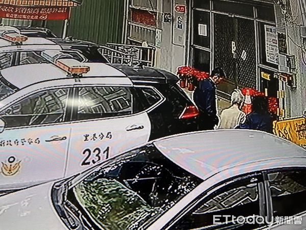 ▲里港警分局高樹分駐所所長邵軾傑、警員顏煥偵、藍慶賢助王姓阿嬤返家             。（圖／記者陳崑福翻攝）