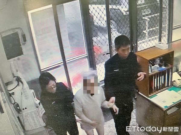 ▲里港警分局高樹分駐所所長邵軾傑、警員顏煥偵、藍慶賢助王姓阿嬤返家             。（圖／記者陳崑福翻攝）