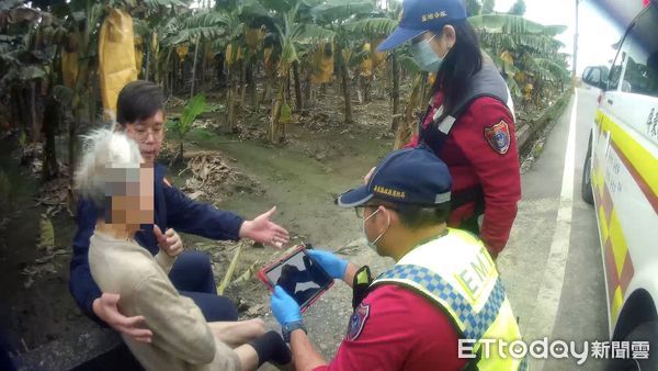 ▲里港警分局高樹分駐所所長邵軾傑、警員顏煥偵、藍慶賢助王姓阿嬤返家             。（圖／記者陳崑福翻攝）