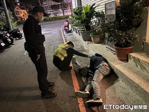 ▲▼台中一名中古車商、27歲紀姓男子，身上帶著50多萬元現金，醉倒路邊不省人事            。（圖／記者鄧木卿翻攝）