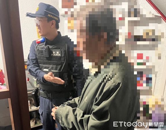 ▲屏東警分局民生派出所警員簡士勛及楊立瑋送鄭姓阿北返家             。（圖／記者陳崑福翻攝）