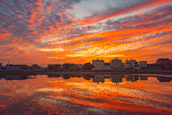 ▲攝影大師林榮生拍攝絕美火燒雲 及黃天助火燒雲。（圖／林榮生 黃天助提供）