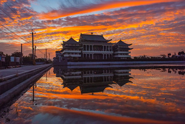 ▲攝影大師林榮生拍攝絕美火燒雲 及黃天助火燒雲。（圖／林榮生 黃天助提供）
