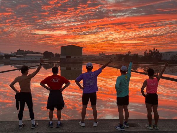 ▲攝影大師林榮生拍攝絕美火燒雲 及黃天助火燒雲。（圖／林榮生 黃天助提供）