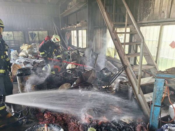 ▲彰化芬園鄉金屬加工廠發生火災。（圖／記者唐詠絮翻攝）