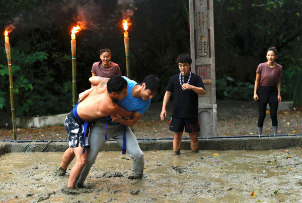 ▲▼主持群將在泥漿中奮戰拚搏。胡宇威（左起）、超認真少年(前)、郭芝吟(後)、林莎、文姿云、李霈瑜(大霈)(前)、楊奇煜、喬瑟夫 。（圖／公視提供）