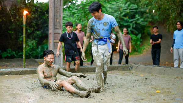 ▲▼主持群將在泥漿中奮戰拚搏。胡宇威（左起）、超認真少年(前)、郭芝吟(後)、林莎、文姿云、李霈瑜(大霈)(前)、楊奇煜、喬瑟夫 。（圖／公視提供）
