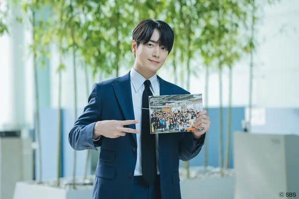 ▲▼ 訪問／李浚赫收到「台灣客製化西裝」　感動緊抱懷裡：這是珍貴的禮物。（圖／Hami Video、截自Hami Video影片）