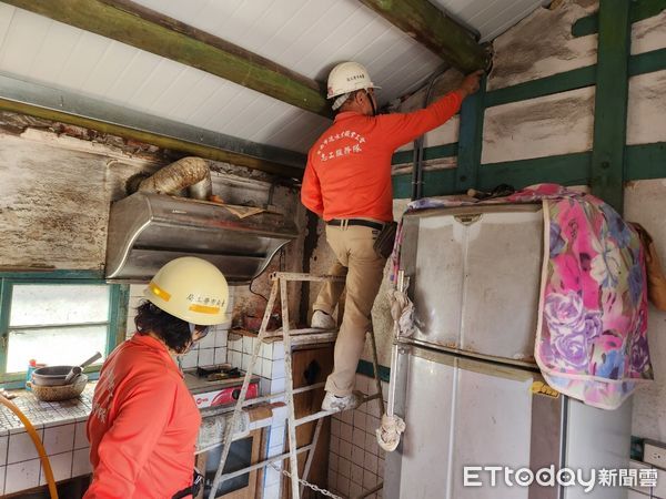 ▲台南市勞工局「做工行善團」，持續為弱勢族群創造更多福祉。本週志工們前往南區、柳營區及楠西區施工，228連假期間也不停歇。（圖／記者林東良翻攝，下同）