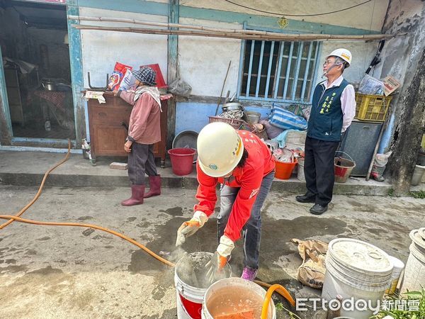 ▲台南市勞工局「做工行善團」，持續為弱勢族群創造更多福祉。本週志工們前往南區、柳營區及楠西區施工，228連假期間也不停歇。（圖／記者林東良翻攝，下同）