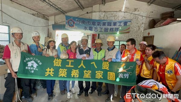 ▲台南市勞工局「做工行善團」，持續為弱勢族群創造更多福祉。本週志工們前往南區、柳營區及楠西區施工，228連假期間也不停歇。（圖／記者林東良翻攝，下同）