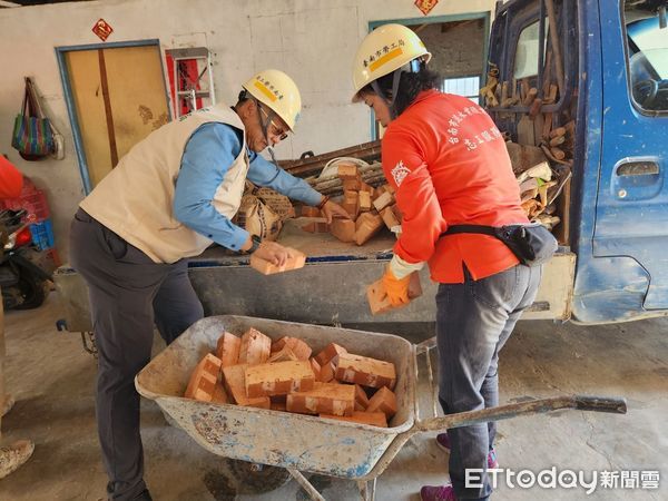 ▲台南市勞工局「做工行善團」，持續為弱勢族群創造更多福祉。本週志工們前往南區、柳營區及楠西區施工，228連假期間也不停歇。（圖／記者林東良翻攝，下同）