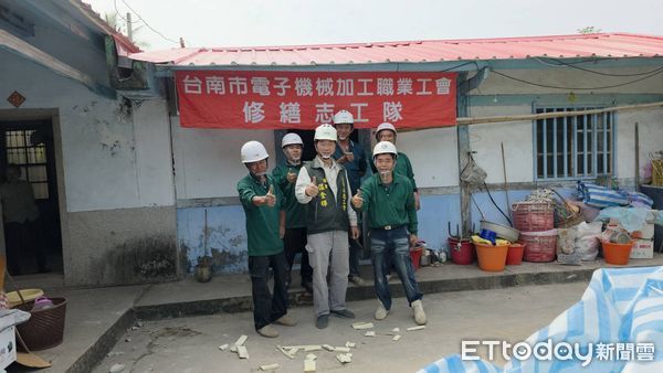 ▲台南市勞工局「做工行善團」，持續為弱勢族群創造更多福祉。本週志工們前往南區、柳營區及楠西區施工，228連假期間也不停歇。（圖／記者林東良翻攝，下同）