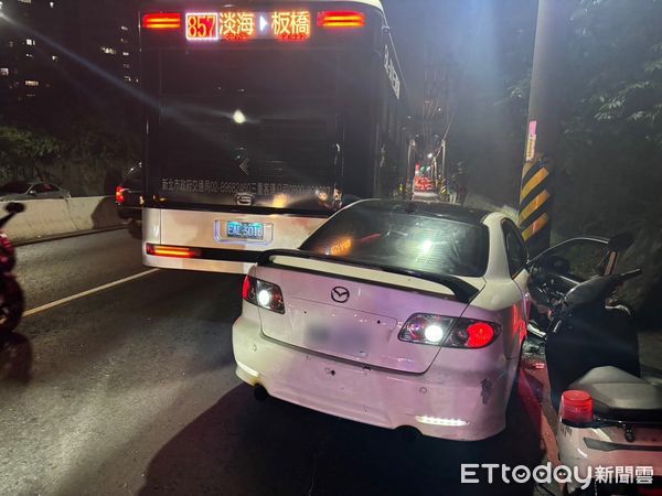 ▲▼張男及邱女擁毒躲查緝追撞公車卡在電桿間，員警將2人逮捕起獲毒品及依託咪酯煙彈             。（圖／記者陳以昇翻攝）