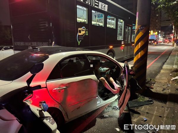 ▲▼張男及邱女擁毒躲查緝追撞公車卡在電桿間，員警將2人逮捕起獲毒品及依託咪酯煙彈             。（圖／記者陳以昇翻攝）