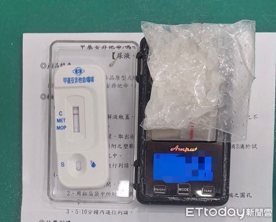 ▲▼張男及邱女擁毒躲查緝追撞公車卡在電桿間，員警將2人逮捕起獲毒品及依託咪酯煙彈             。（圖／記者陳以昇翻攝）