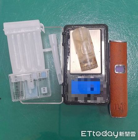 ▲▼張男及邱女擁毒躲查緝追撞公車卡在電桿間，員警將2人逮捕起獲毒品及依託咪酯煙彈             。（圖／記者陳以昇翻攝）