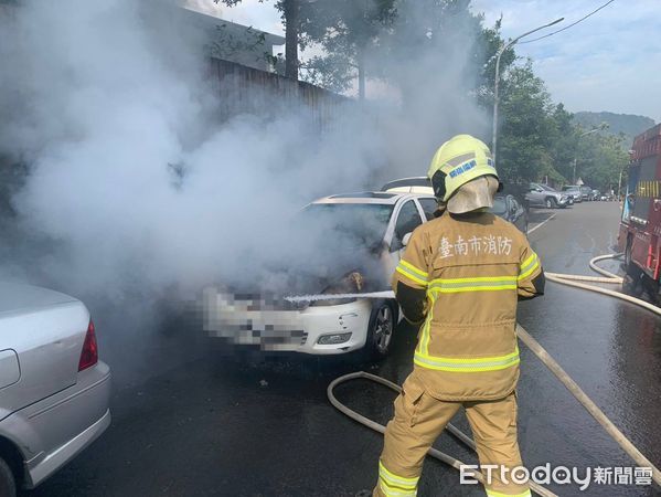 ▲台南市關子嶺正覺寺大門往上15公尺處，2日上午9時16分許驚傳火燒車件，台南市消防局119勤務中心據報，出動一大隊消防人車前往搶救。（圖／民眾提供，下同）