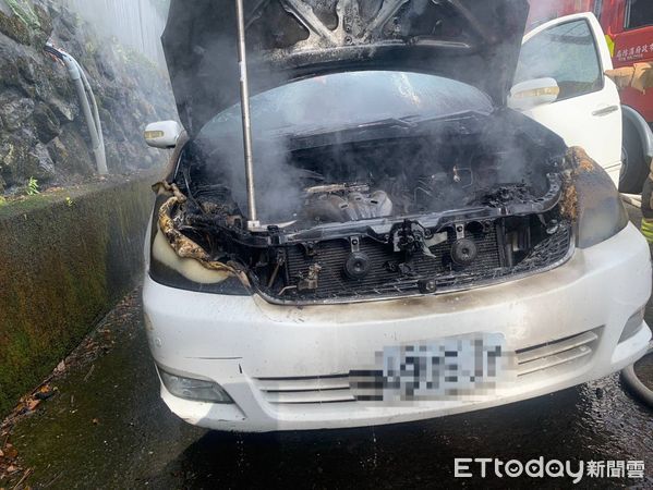 ▲台南市關子嶺正覺寺大門往上15公尺處，2日上午9時16分許驚傳火燒車件，台南市消防局119勤務中心據報，出動一大隊消防人車前往搶救。（圖／民眾提供，下同）