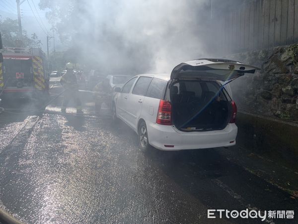 ▲台南市關子嶺正覺寺大門往上15公尺處，2日上午9時16分許驚傳火燒車件，台南市消防局119勤務中心據報，出動一大隊消防人車前往搶救。（圖／民眾提供，下同）