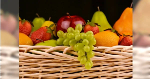 一名網友在網路上表示，他到傳統市場買2盒草莓、6顆橘子和6個蓮霧，被收了2040元，後來覺得奇怪返回詢問，老闆才說算錯錢了。（示意圖／Pixabay）