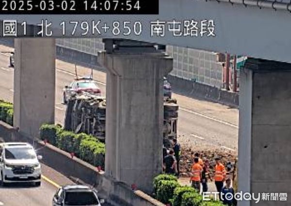 ▲快訊／收假注意！國道1號南屯段大車翻覆「滿地碎石」。（圖／翻攝高公局）