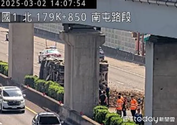 ▲快訊／收假注意！國道1號南屯段大車翻覆「滿地碎石」。（圖／翻攝高公局）