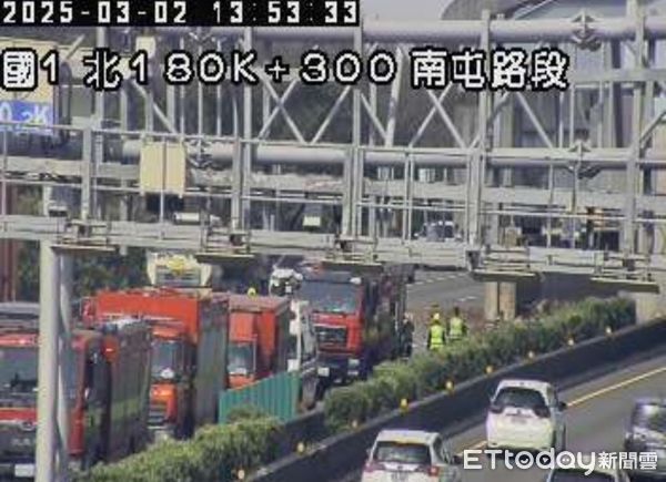 ▲快訊／收假注意！國道1號南屯段大車翻覆「滿地碎石」。（圖／翻攝高公局）