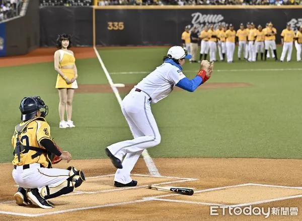 ▲▼ 日職北海道日本火腿鬥士隊2025台灣交流賽，火腿隊監督新庄剛志開球。（圖／記者李毓康攝）