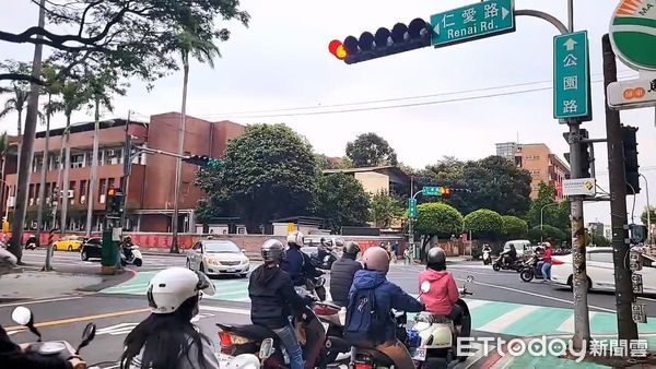 ▲多時相號誌看不懂，屏東警分局一招教你走           。（圖／記者陳崑福翻攝）