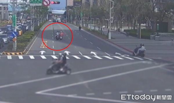 ▲▼             板橋2名騎士在馬路上大打出手，雙雙遭送辦。（圖／記者陳以昇翻攝）