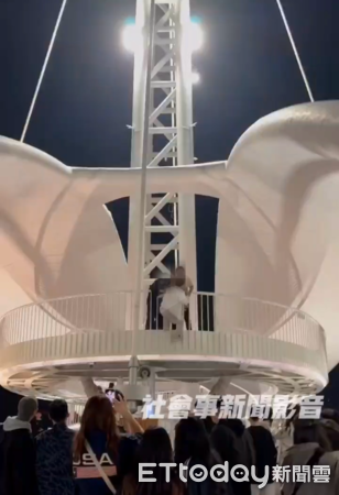 ▲▼酒後爬上大港橋嬉鬧！男子作勢跳下危險畫面曝　高雄港警蒐證處置。（圖／翻攝社會事新聞影音）