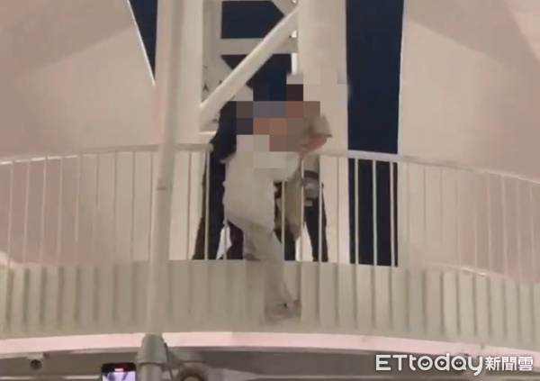 ▲▼酒後爬上大港橋嬉鬧！男子作勢跳下危險畫面曝　高雄港警蒐證處置。（圖／翻攝社會事新聞影音）