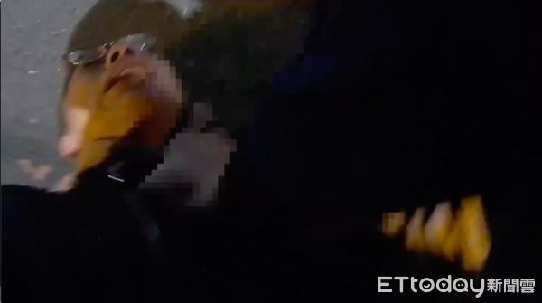 ▲▼楊男被員警壓制逮捕送上警車，楊男反抗造成員警手腳挫傷             。（圖／記者陳以昇翻攝）